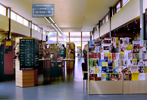 Interieur van een bibliotheek.